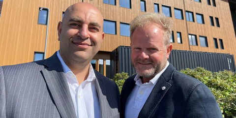 Salgsdirektør George Demir (t.v) og kategoridirektør Jørn Jamissen er svært fornøyd med at Mobit er tildelt Breakthrough Award fra det amerikanske teknoloiselskapet DELL. 